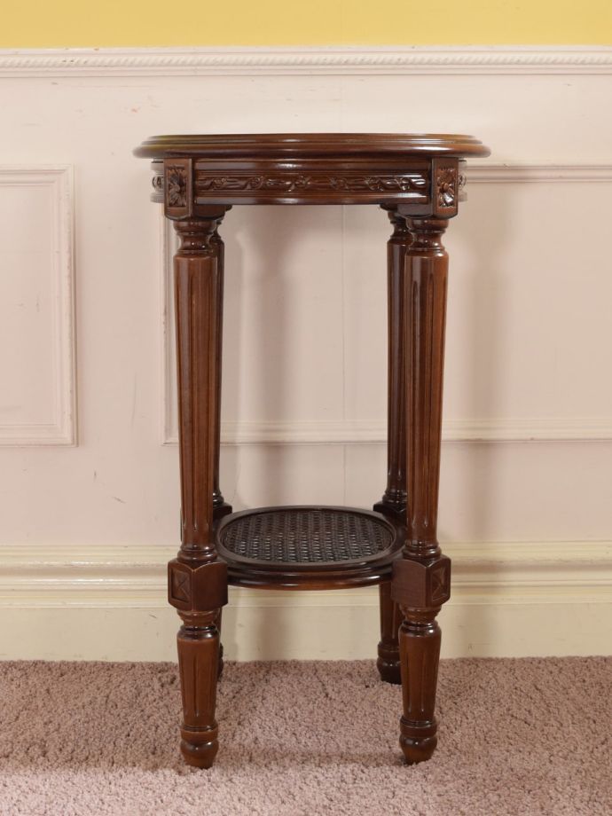 サイドテーブルの側面