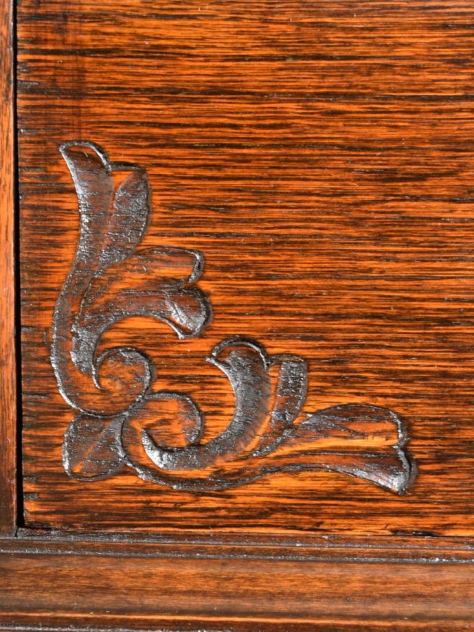 英国アンティーク家具らしい装飾