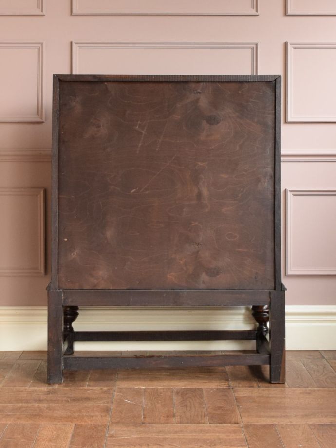 ライティングビューローの後ろ姿