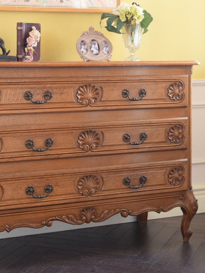 フランスの家具らしい美しいフォルム