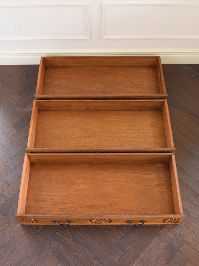 アンティークチェストの引き出しの中