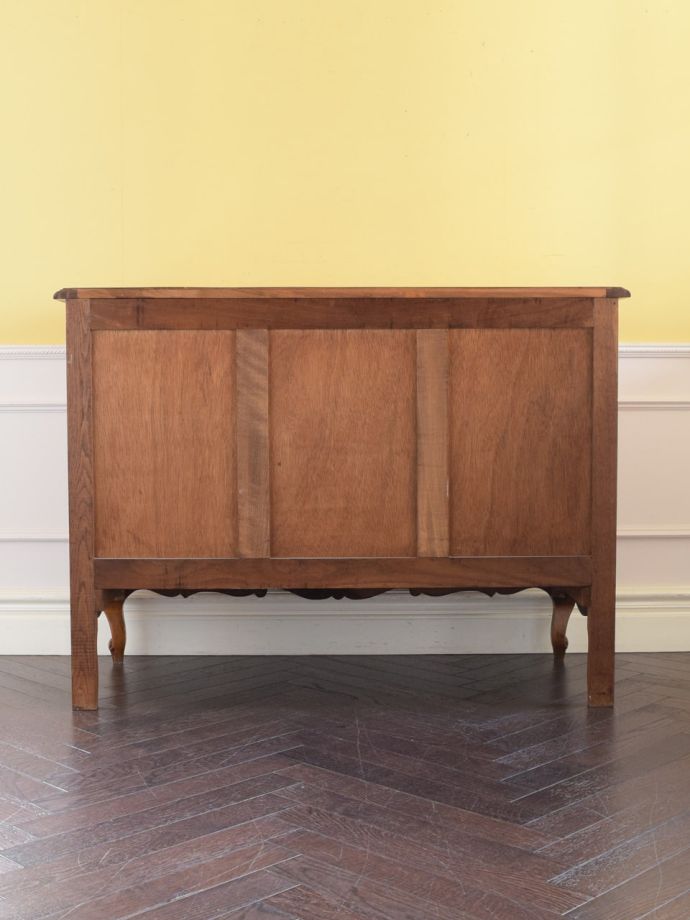 チェストの後ろ姿