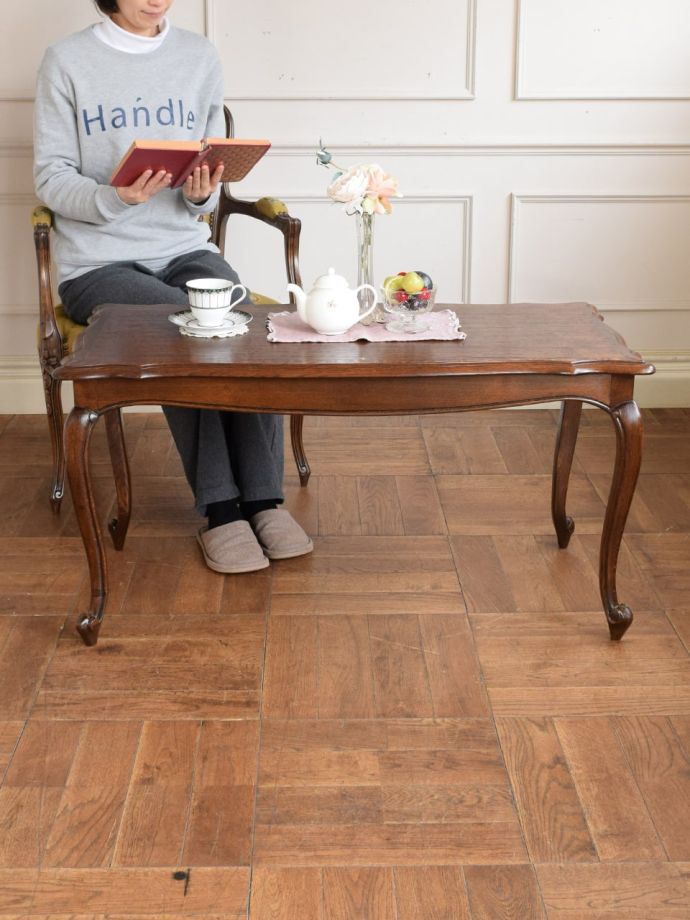 フランスの優雅なコーヒーテーブル