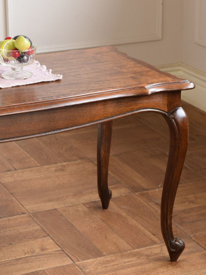 フランスの家具らしい美しいフォルム