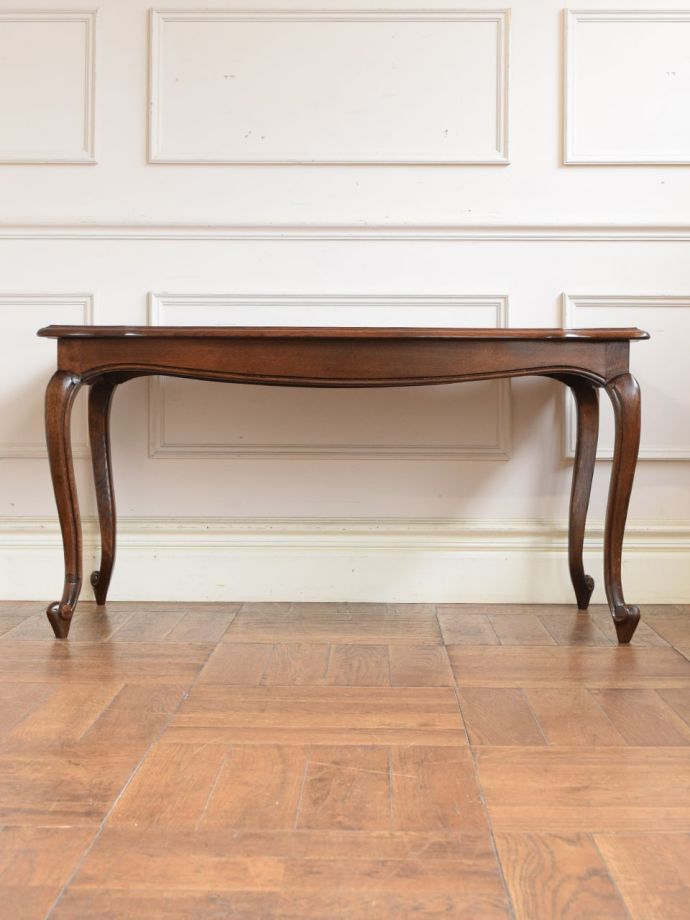 アンティークテーブルの横顔