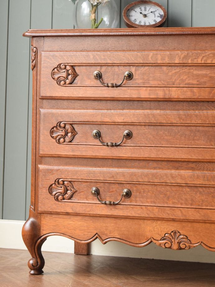 フランスの家具らしい美しいフォルム