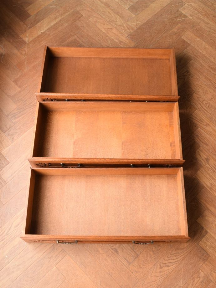 アンティークチェストの引き出しの中