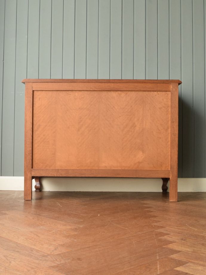 チェストの後ろ姿