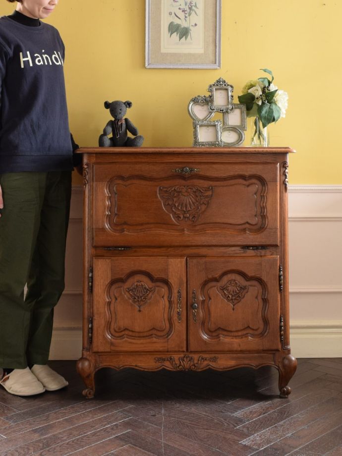 フランスの優雅なサイドボード