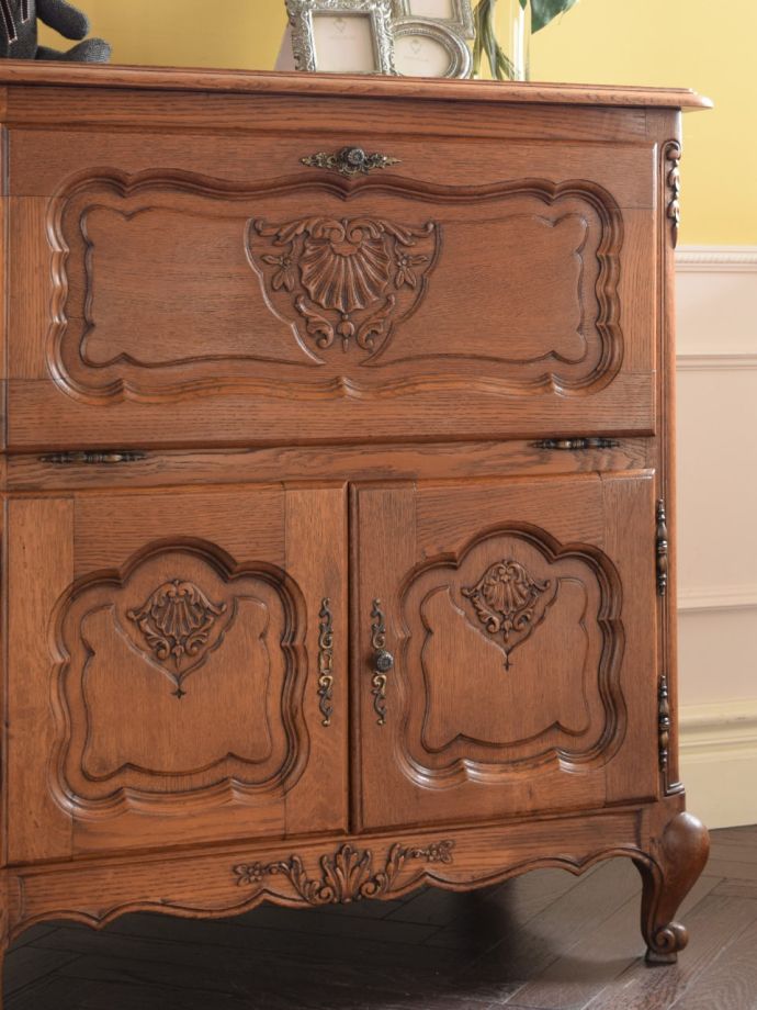 フランスのアンティークらしい美しい彫