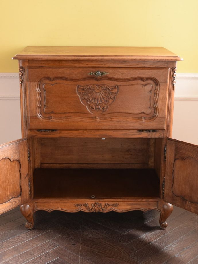 アンティークのキャビネットの扉の中