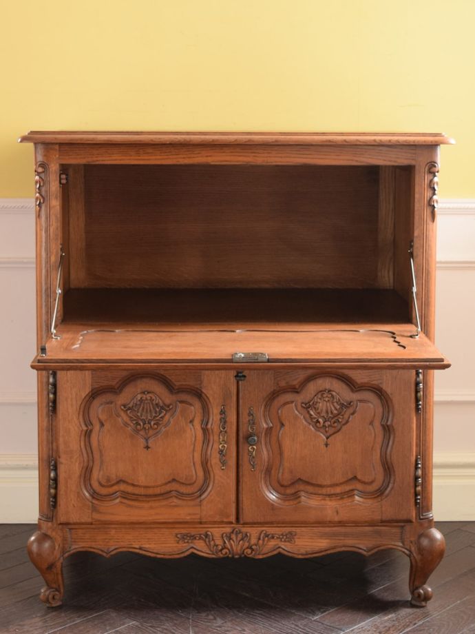 アンティークのサイドボードの扉の中