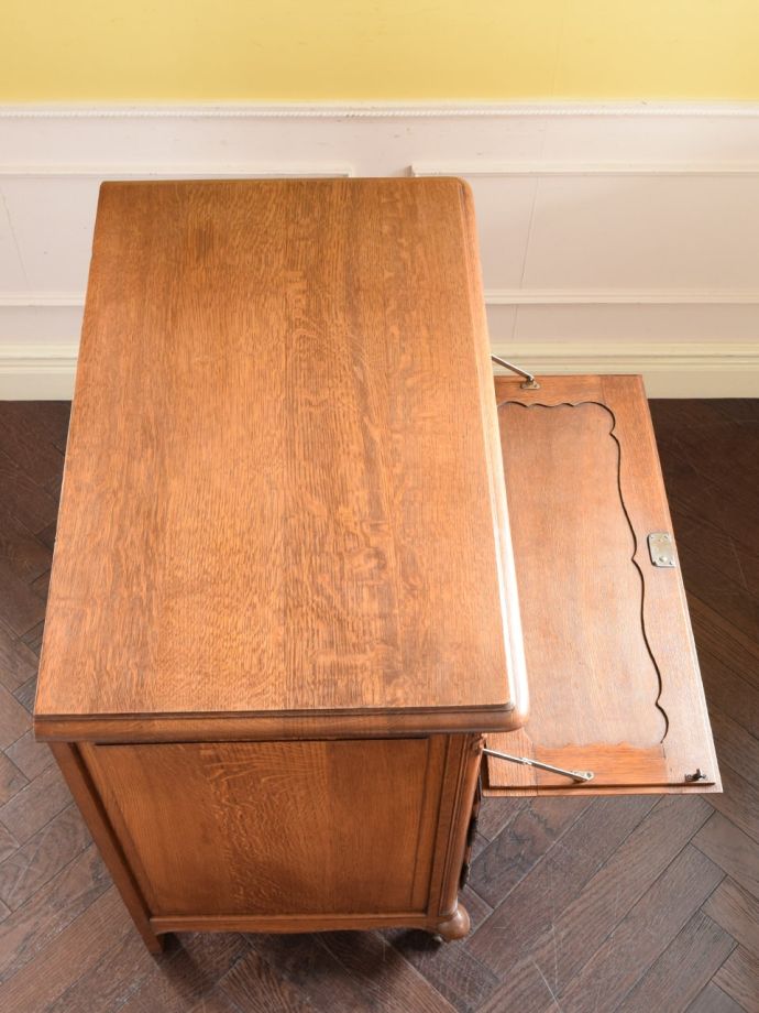 アンティークのサイドボードの天板