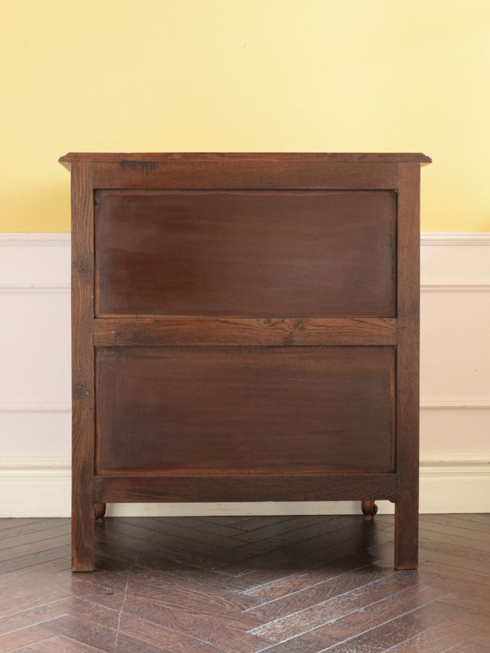 サイドボードの後ろ姿