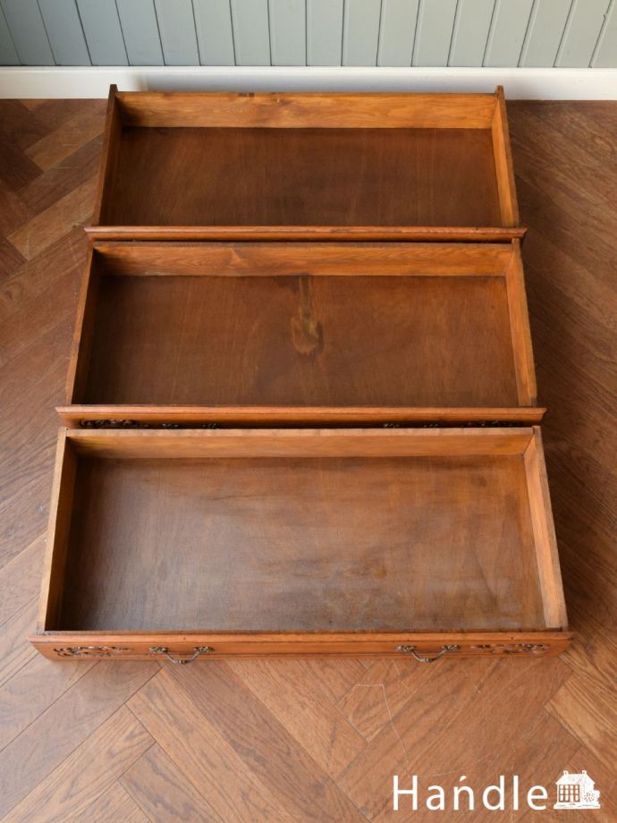 アンティークチェストの引き出しの中