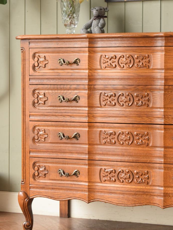 フランスの家具らしい美しいフォルム