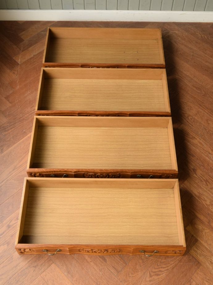 アンティークチェストの引き出しの中