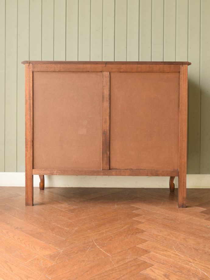 チェストの後ろ姿