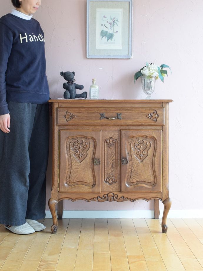 フランスの優雅なサイドボード