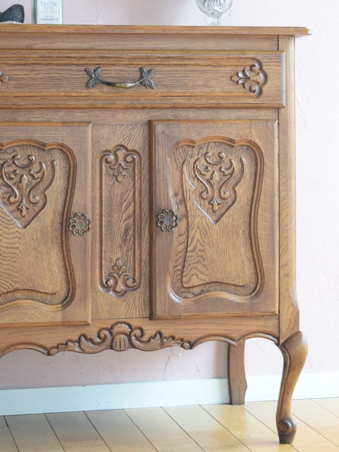 フランスのアンティークらしい美しい彫