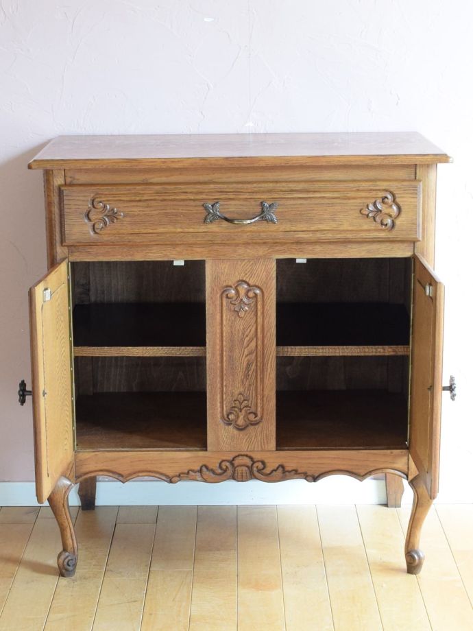 アンティークのサイドボードの扉の中