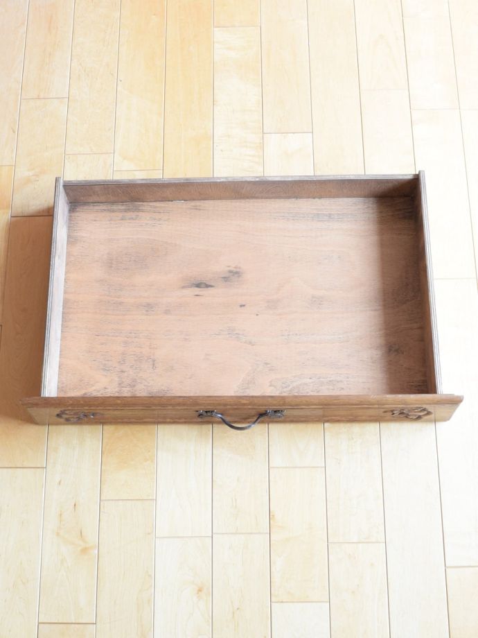 サイドボードの引き出しの中