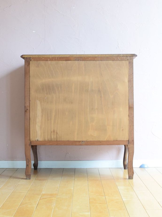 サイドボードの後ろ姿