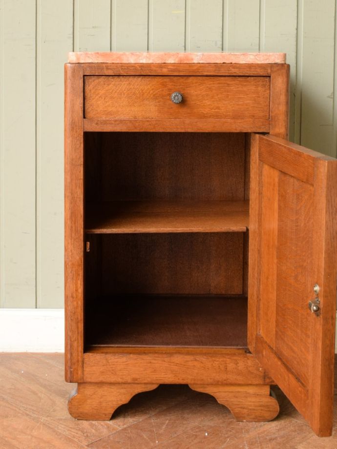 アンティークのサイドキャビネットの扉の中