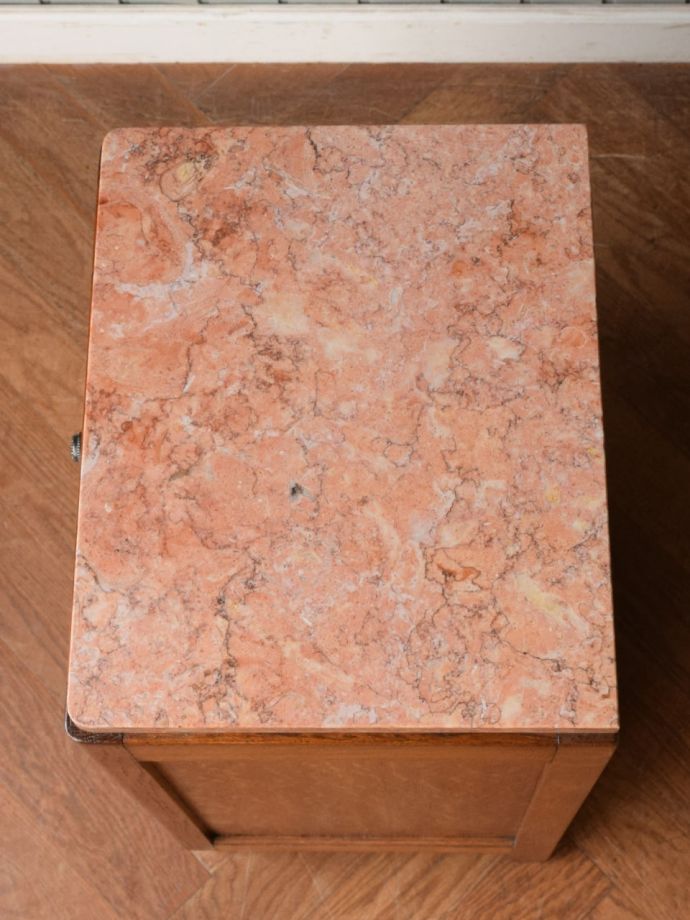 アンティークのサイドキャビネットの天板