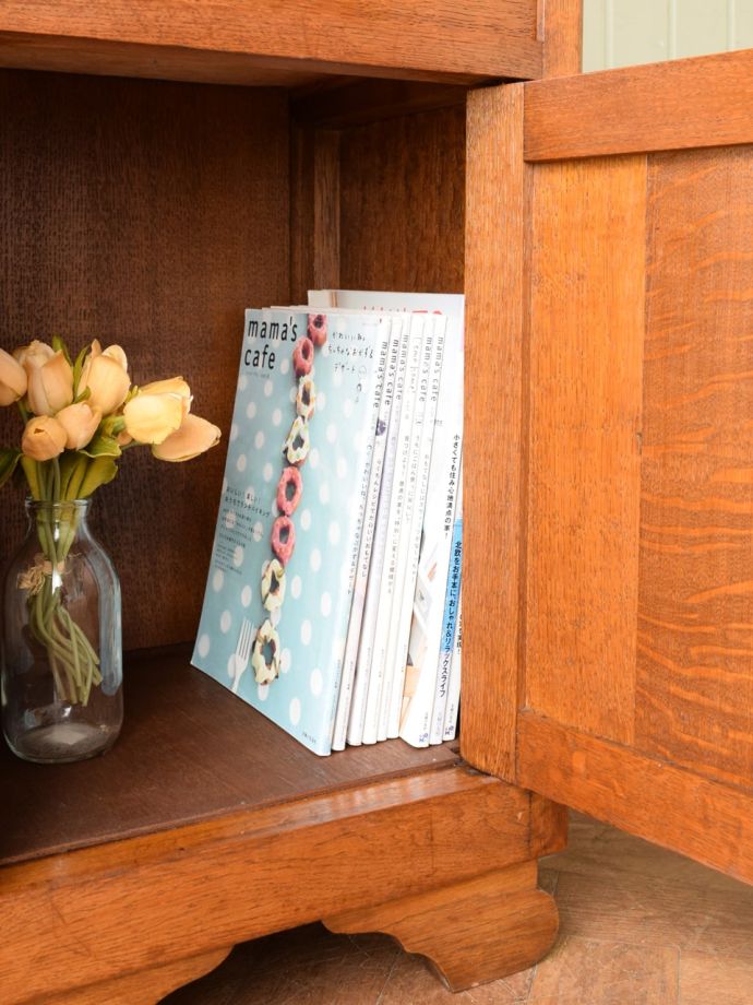 サイドキャビネットの扉を開けると