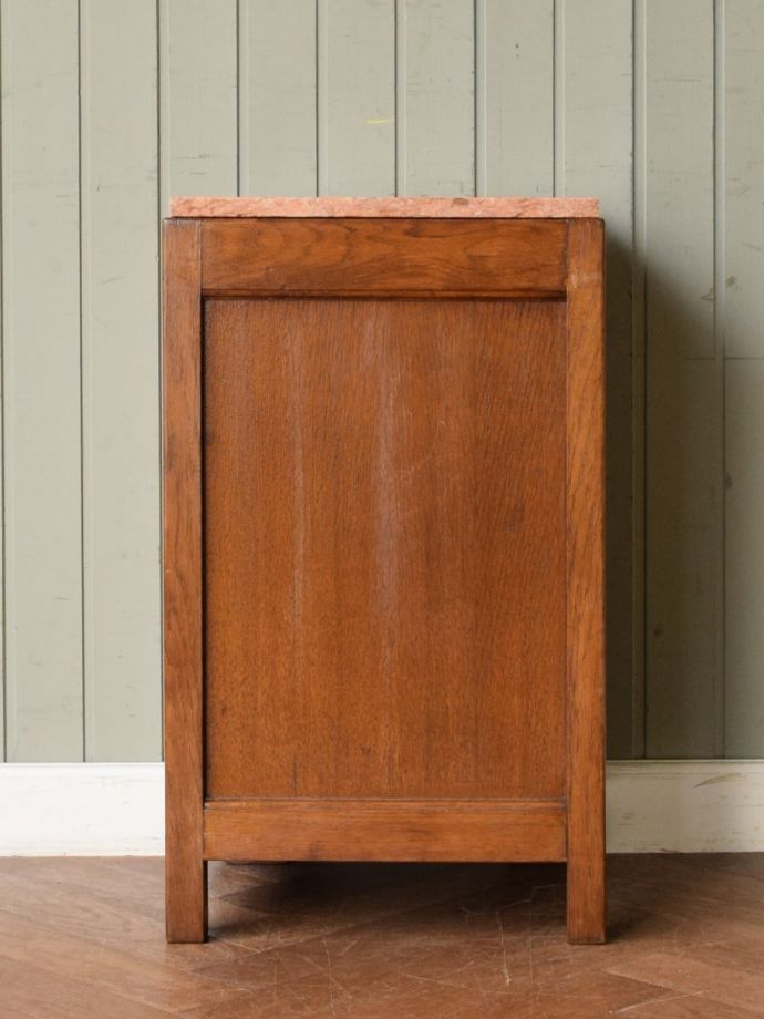 サイドキャビネットの後ろ姿