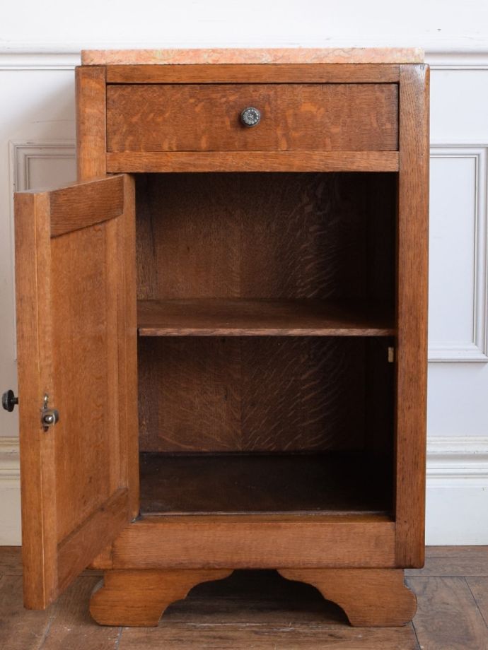 アンティークのサイドキャビネットの扉の中