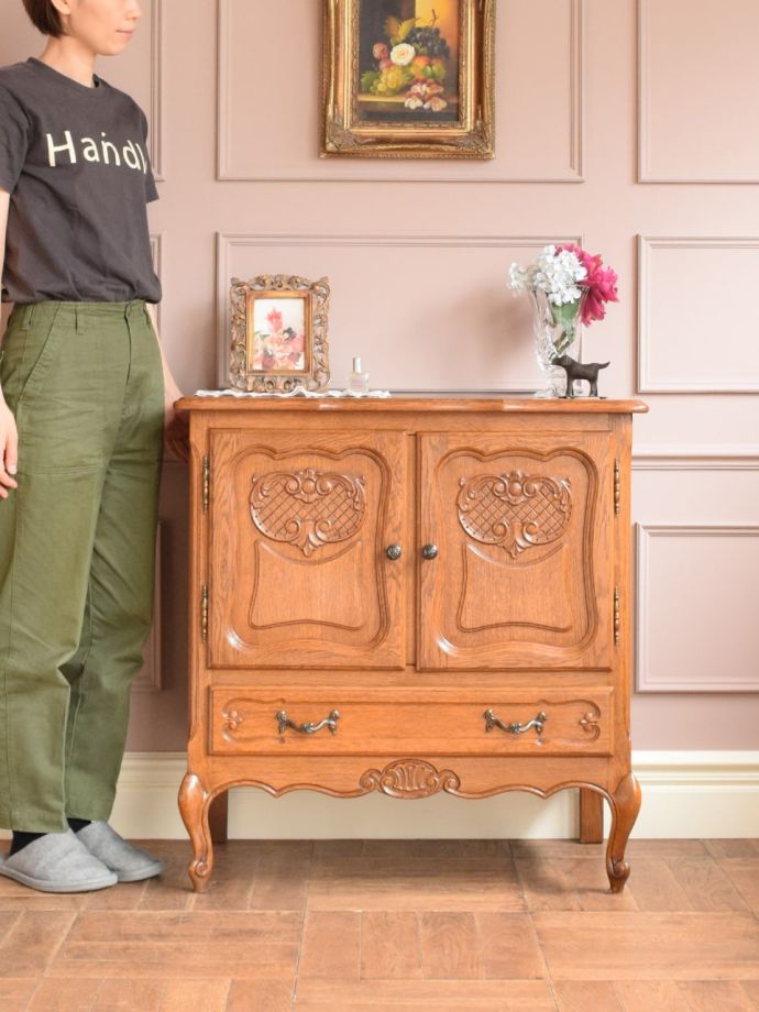 フランスの優雅なサイドボード