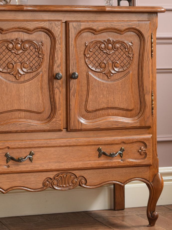 フランスのアンティークらしい美しい彫