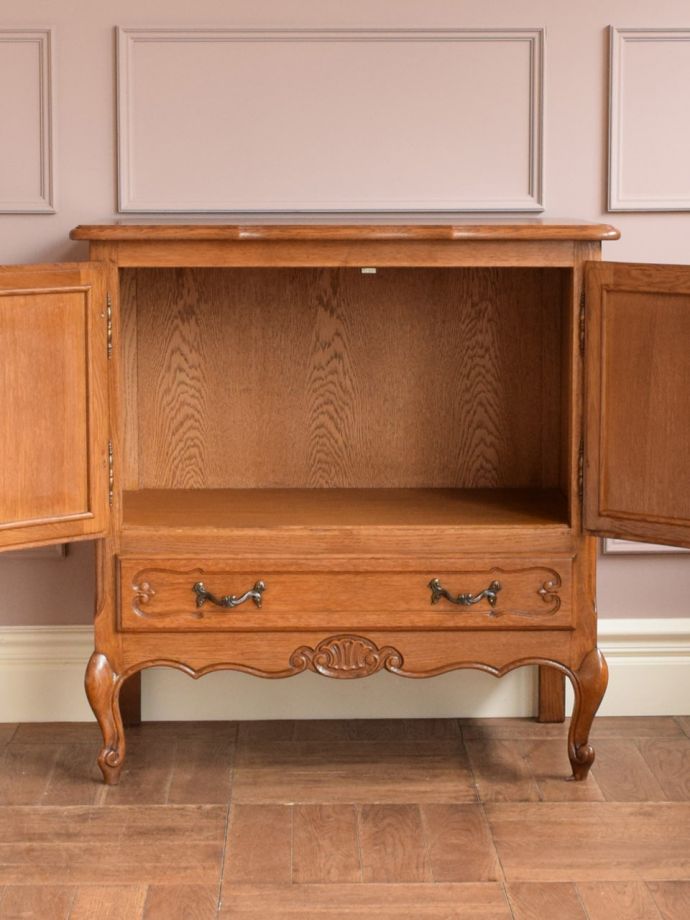 アンティークのサイドボードの扉の中