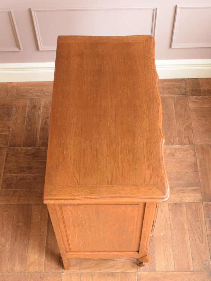 アンティークのサイドボードの天板