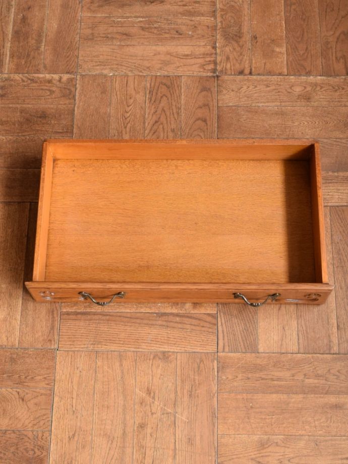 サイドボードの引き出しの中