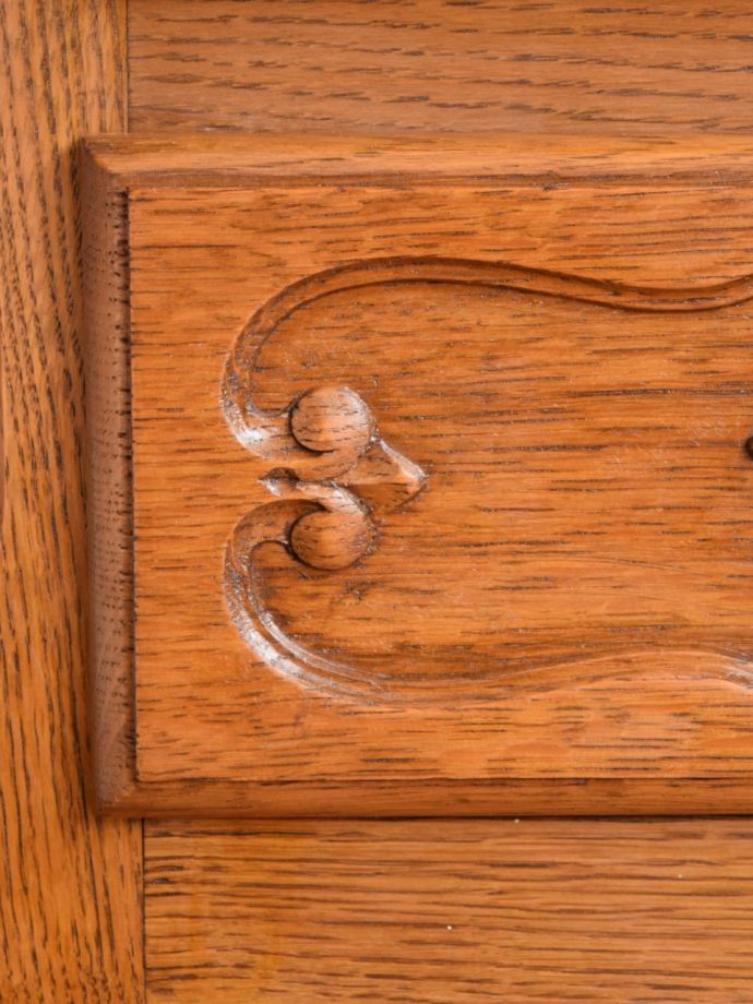 フランス家具らしい美しい彫り