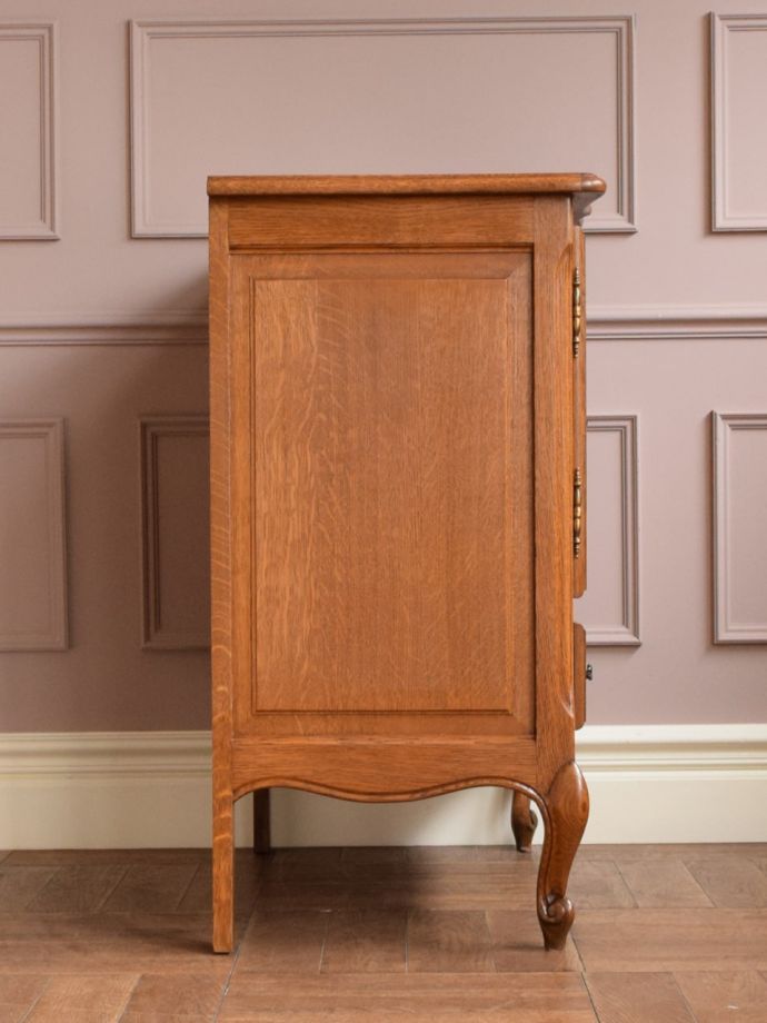 サイドボードの側面