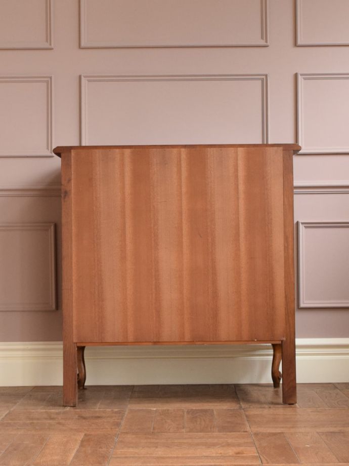 サイドボードの後ろ姿