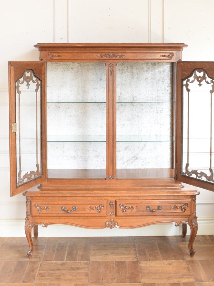 アンティークキャビネットの扉の中