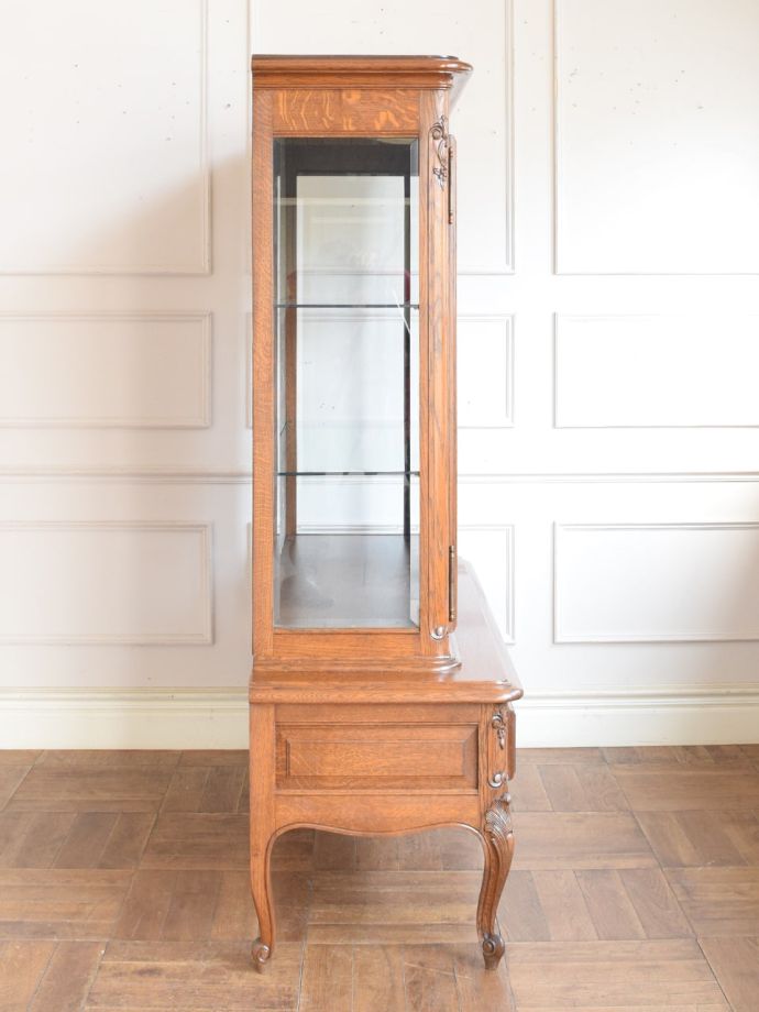 キャビネットの側面