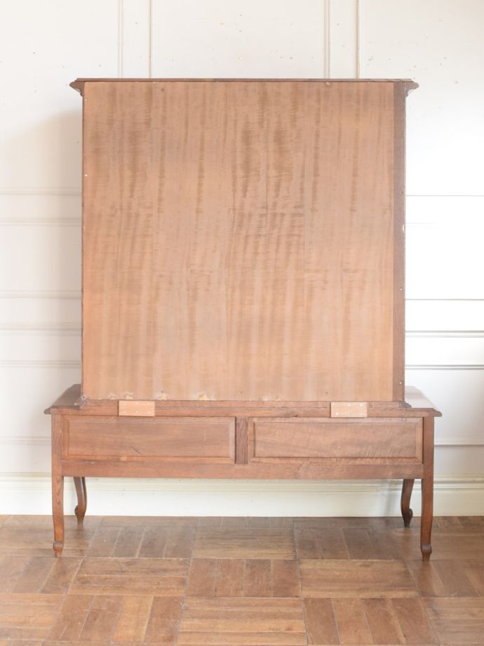 キャビネットの後ろ姿