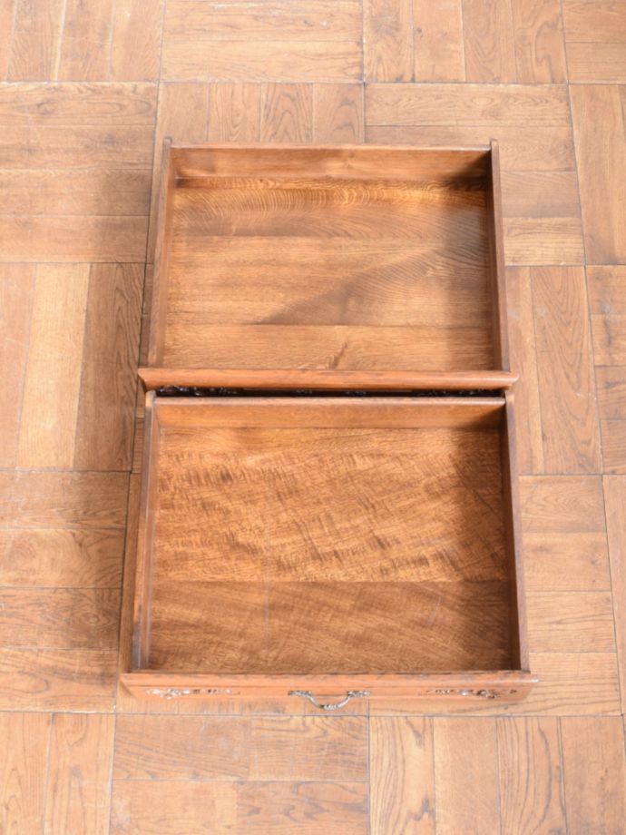 キャビネットの引き出しの中