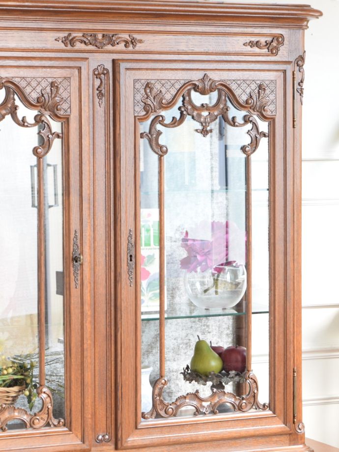 アンティーク家具らしさが漂うキャビネット