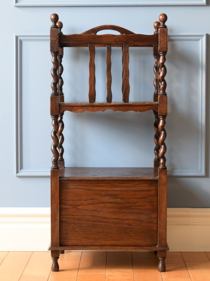 マガジンラックの後ろ姿