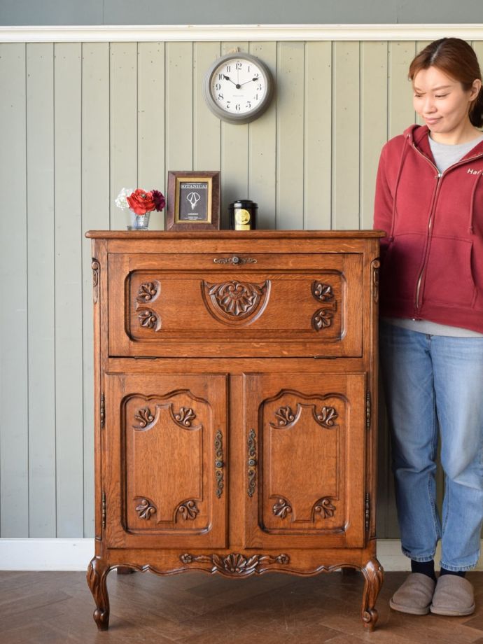 フランスの優雅なサイドボード