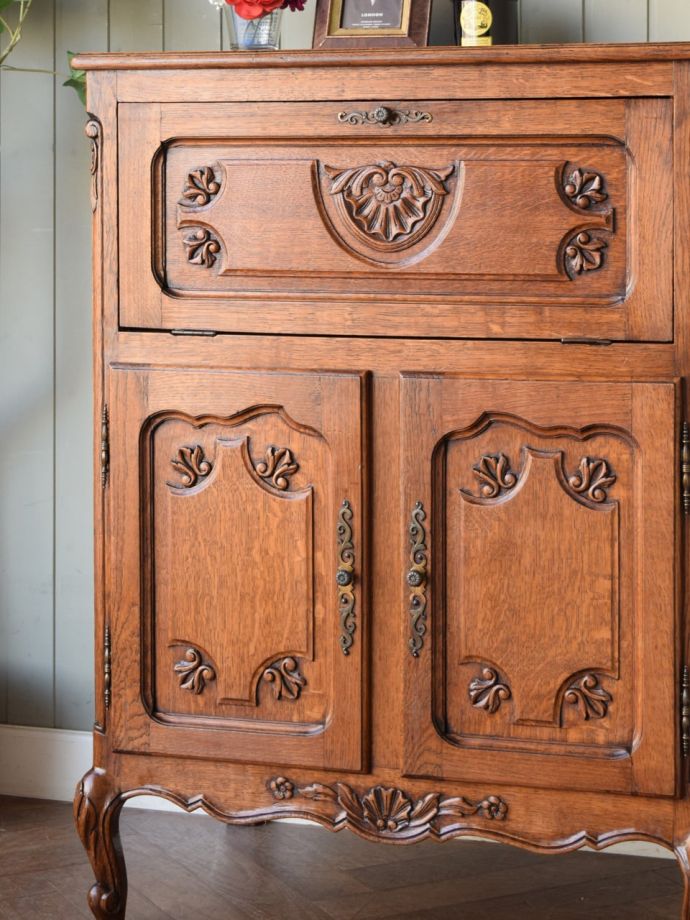 フランスのアンティークらしい美しい彫