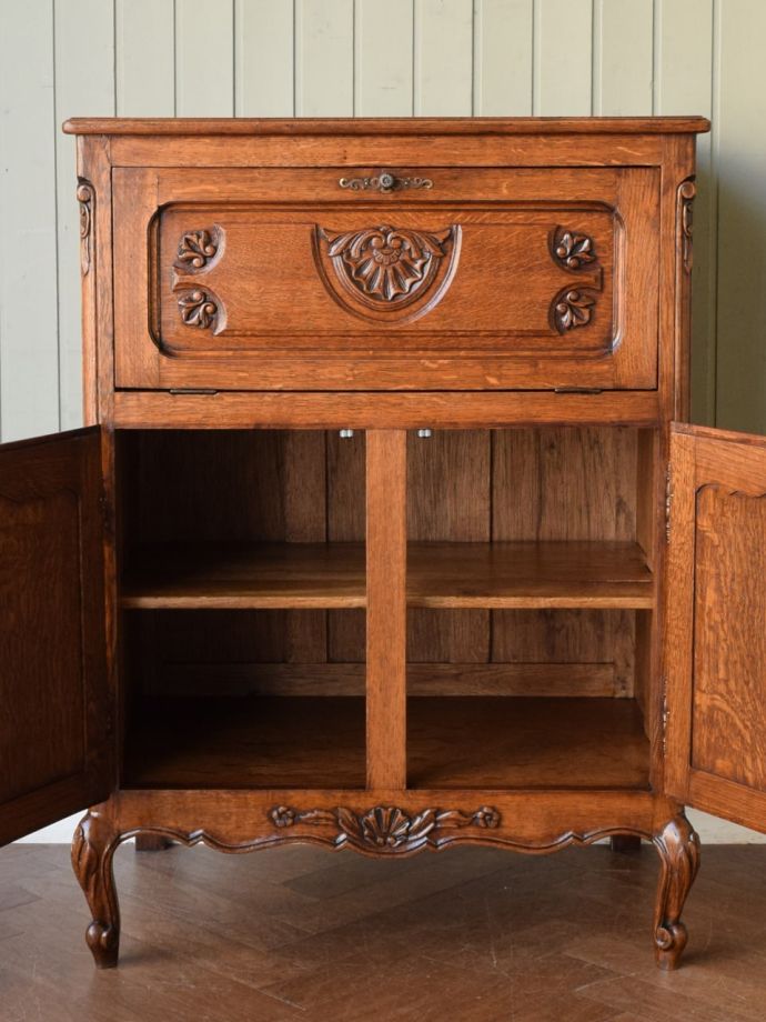 アンティークのキャビネットの扉の中