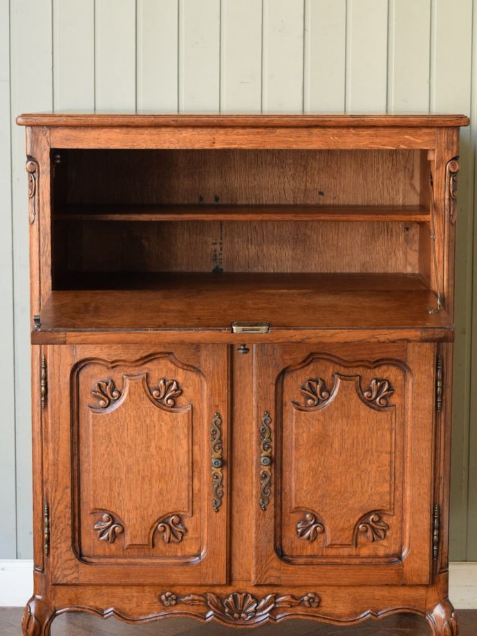 アンティークのサイドボードの扉の中